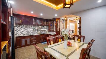 Vila superluxo | Cozinha privada | Geladeira, fogão, cooktop, panela elétrica de arroz