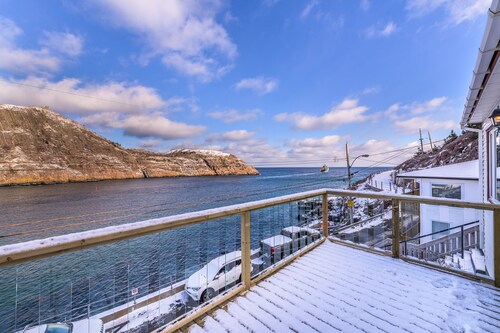 Harbourfront Downtown home with Hot Tub!