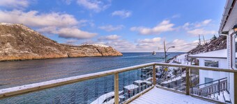 Harbourfront Downtown home with Hot Tub!