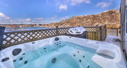 Harbourfront Downtown home with Hot Tub!