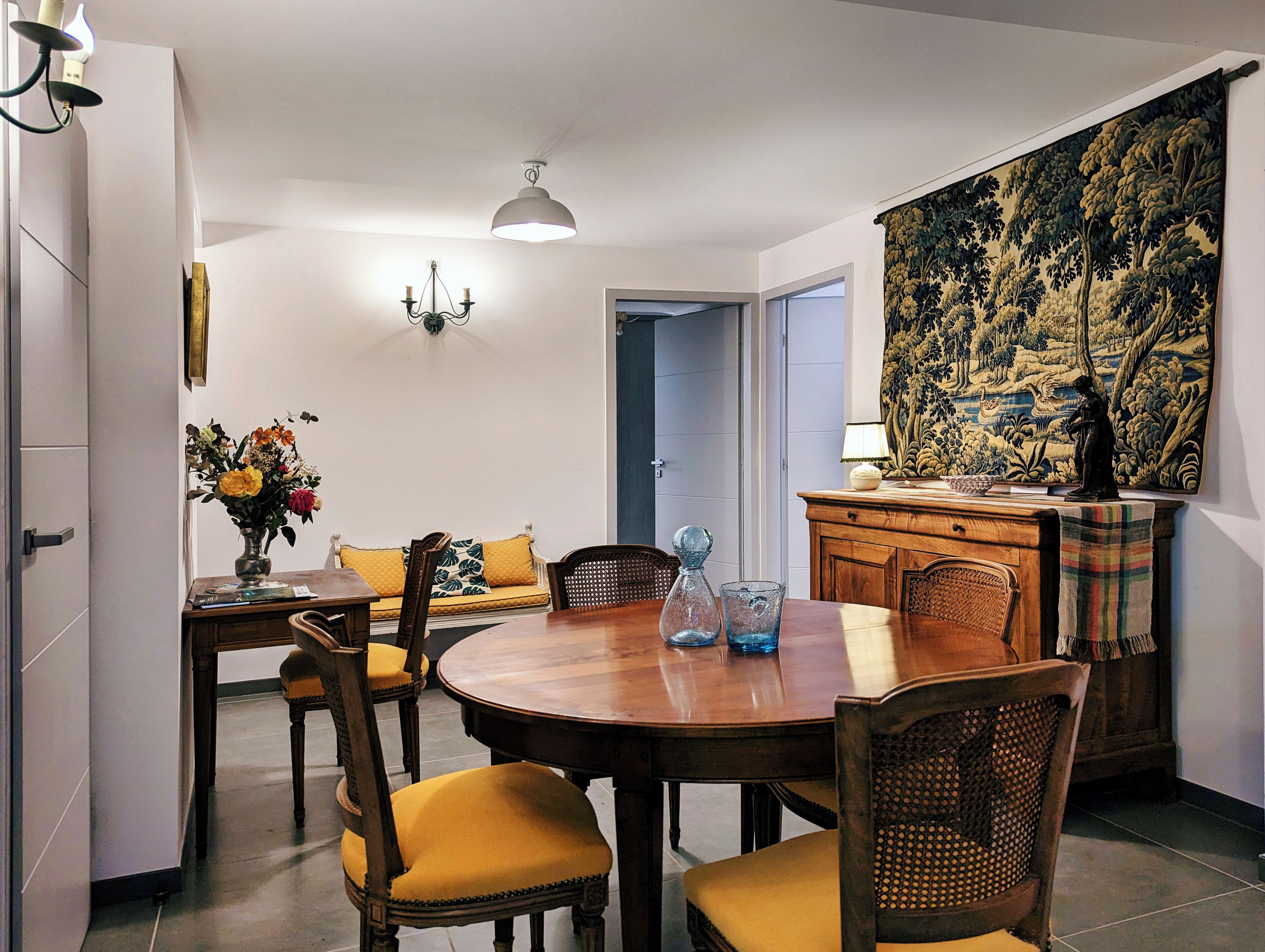 Coin salle à manger vu des baies vitrées