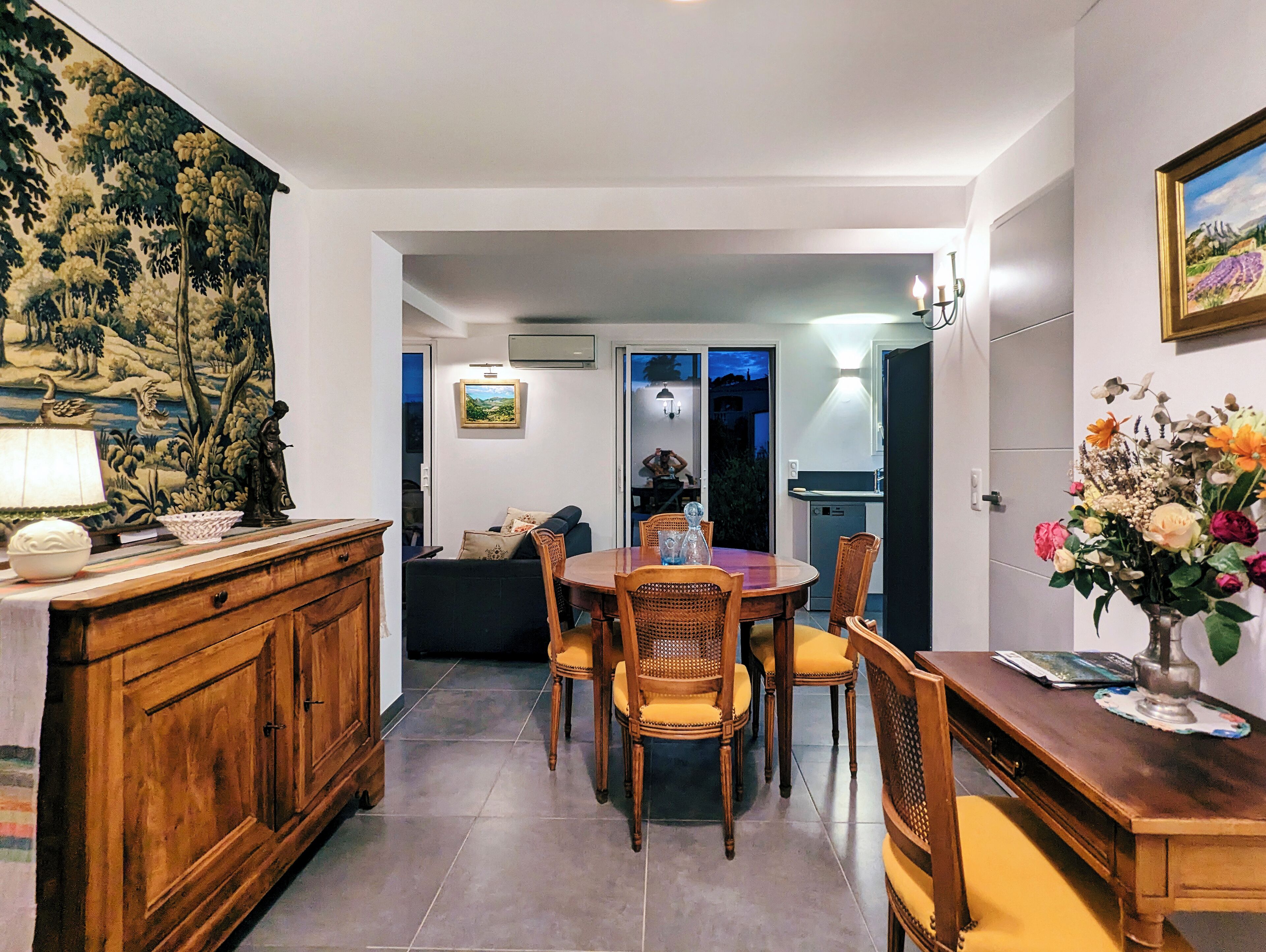 Coin salle à manger vu des chambres