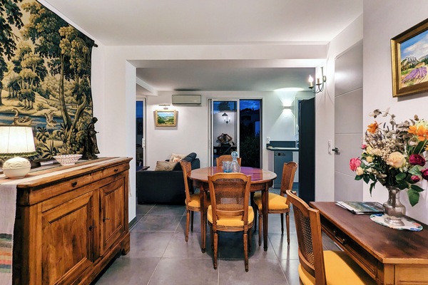 Coin salle à manger vu des chambres
