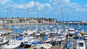 Un port de plaisance où de nombreux bateaux de différentes sortes étaient amarrés les uns à côté des autres.