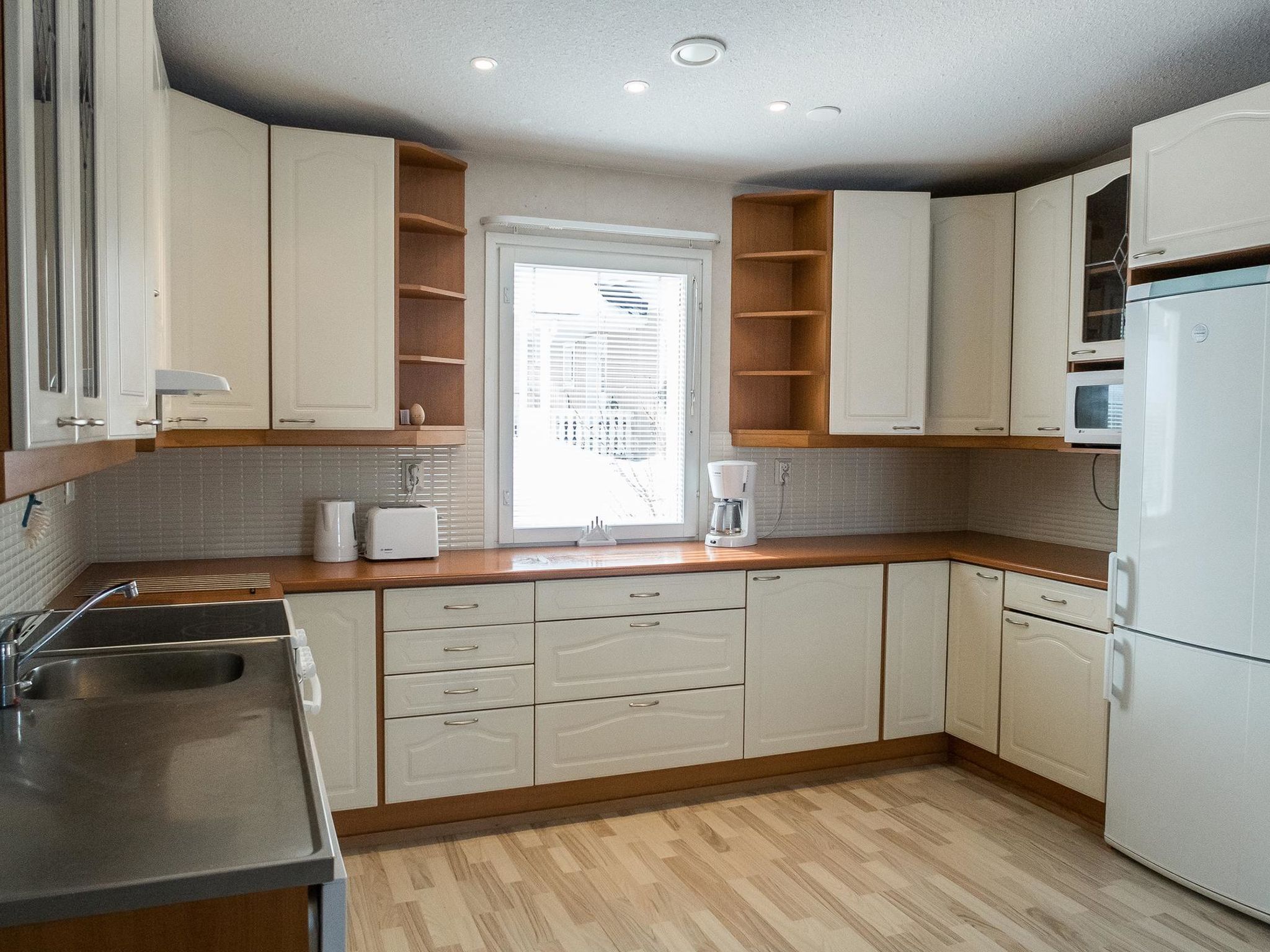 Fridge, microwave, dishwasher, cookware/dishes/utensils