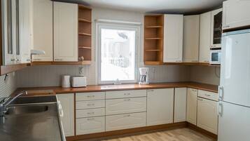 Fridge, microwave, dishwasher, cookware/dishes/utensils