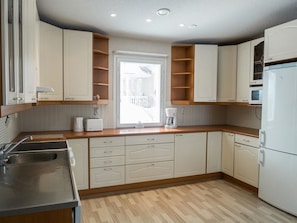 Fridge, microwave, dishwasher, cookware/dishes/utensils