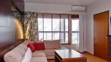 Una televisión, una chimenea