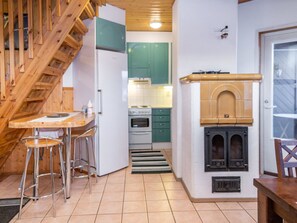 Fridge, microwave, dishwasher, cookware/dishes/utensils