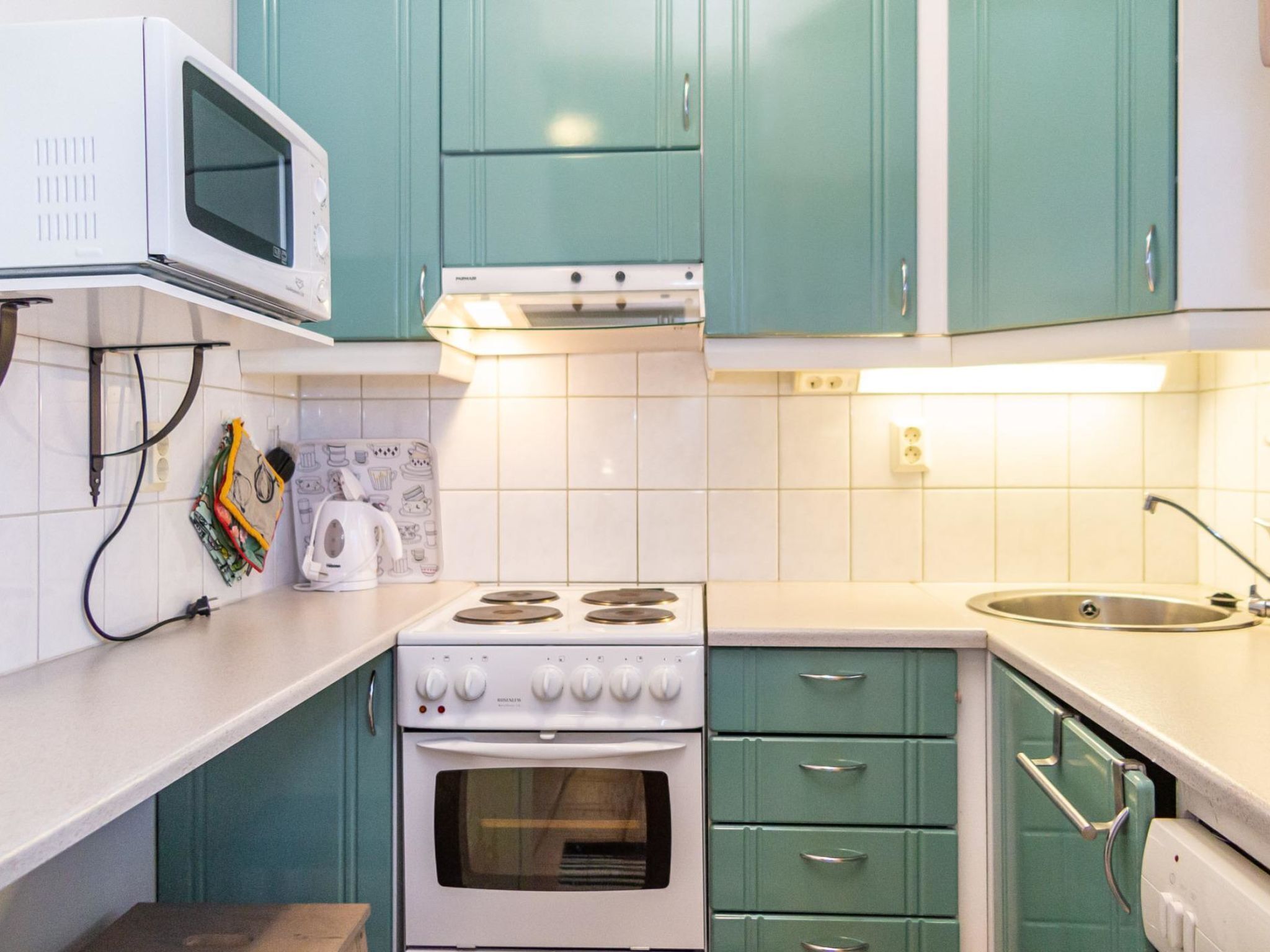 Fridge, microwave, dishwasher, cookware/dishes/utensils