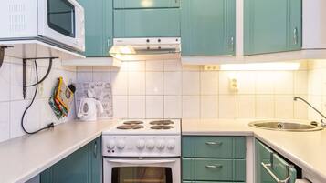 Fridge, microwave, dishwasher, cookware/dishes/utensils