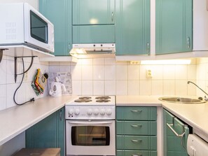 Fridge, microwave, dishwasher, cookware/dishes/utensils