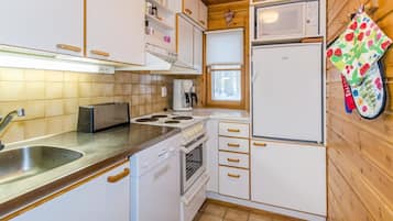 Geladeira, micro-ondas, lava-louças, cadeirão de bebê