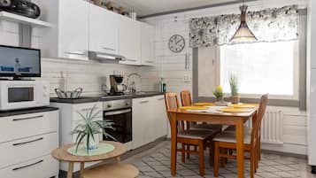 Frigorífico, microondas, lavavajillas y utensilios de cocina