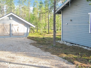 A two-story building with a gravel driveway and a forested area. - Vacation home Riekko by Interhome (Enontekiö)