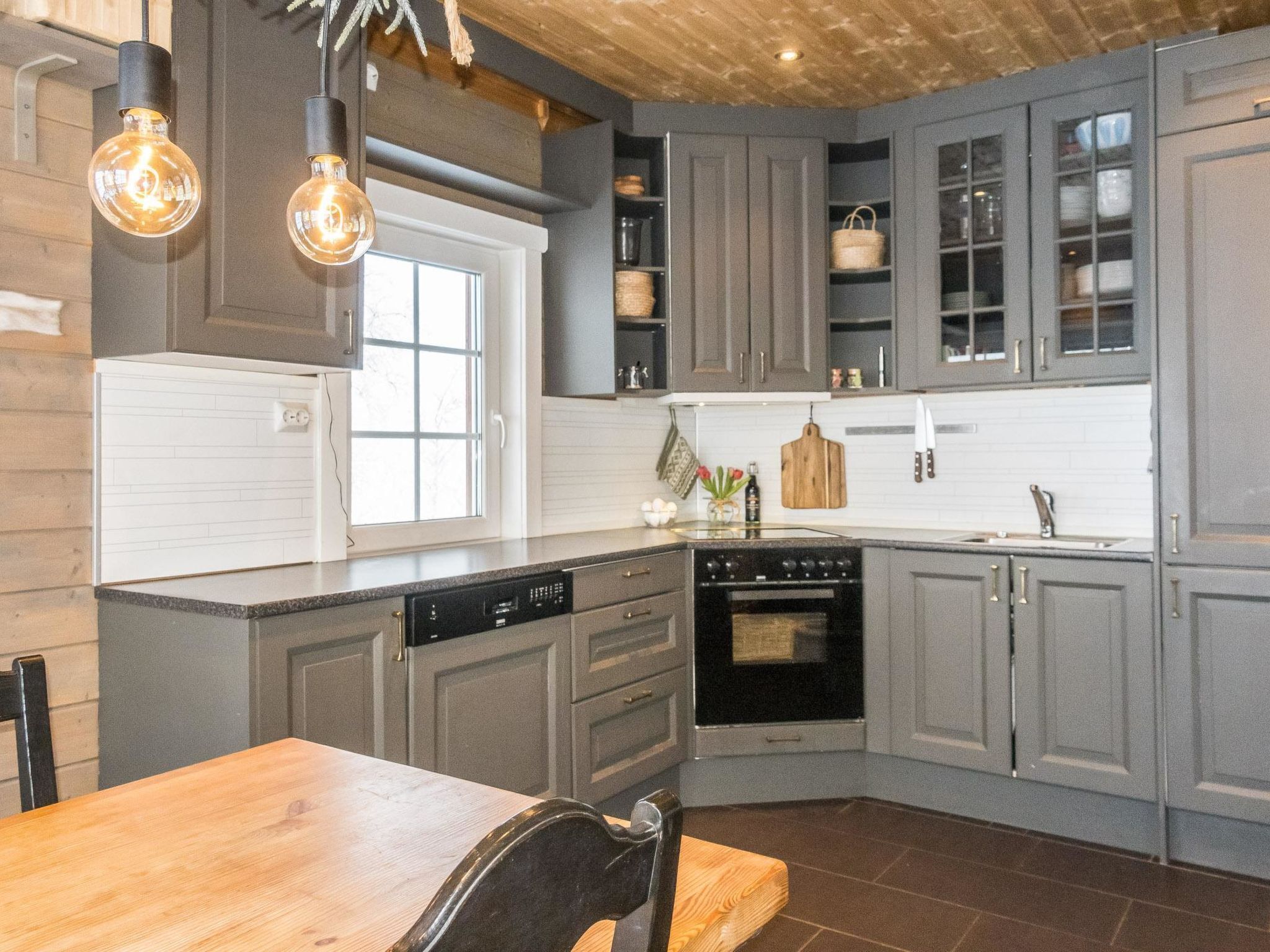 Refrigerador, microondas, lavavajillas y utensilios de cocina 