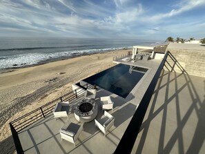 Alberca al aire libre y alberca climatizada