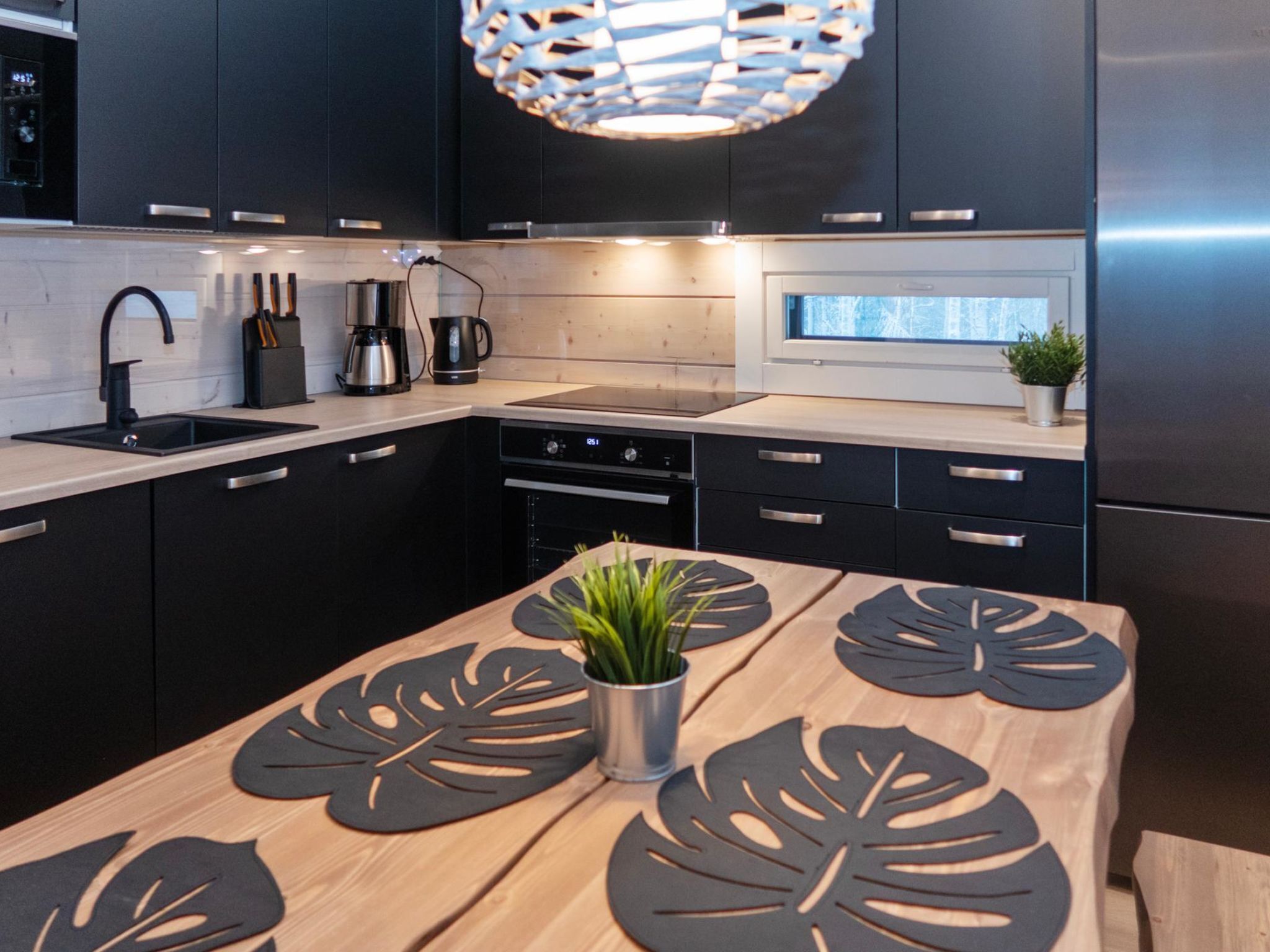 Kühlschrank, Mikrowelle, Geschirrspüler, Kochgeschirr/Geschirr/Besteck