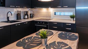 Jääkaappi, mikroaaltouuni, astianpesukone