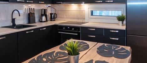 Een koelkast, een microgolfoven, een vaatwasser