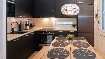 Jääkaappi, mikroaaltouuni, astianpesukone