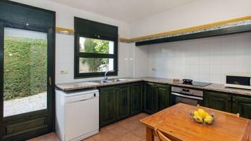 Een koelkast, een magnetron, een oven, een vaatwasser