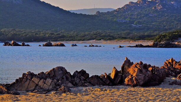 A coastal landscape with rocky formations and a beach. - Famous beaches 5 minutes from the house by car (Pianottoli-Caldarello)