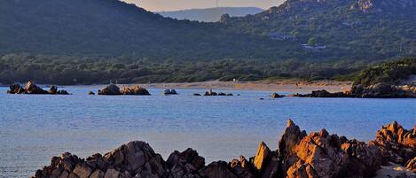 Una spiaggia nelle vicinanze