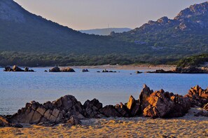 Un paysage côtier caractérisé par des formations rocheuses et une plage.