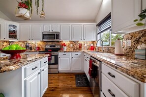 Køleskab, mikrobølgeovn, ovn, kogeplade