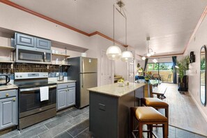 Fridge, microwave, oven, stovetop - Designer Corner Suite 3br/2ba - Disney & Universal (Orlando)