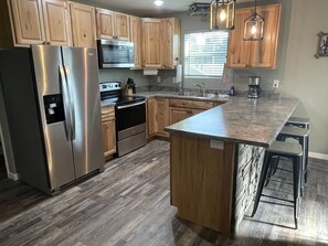 Fridge, microwave, oven, stovetop - Apartment Near Fort Leonard Wood! (Saint Robert)