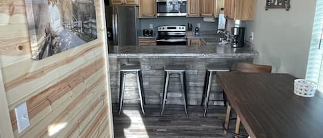 Refrigerador, microondas, horno y parrilla de estufa