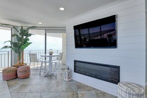 Outdoor dining - Oceanfront Penthouse With Rooftop Hot Tub (Garden City Beach)