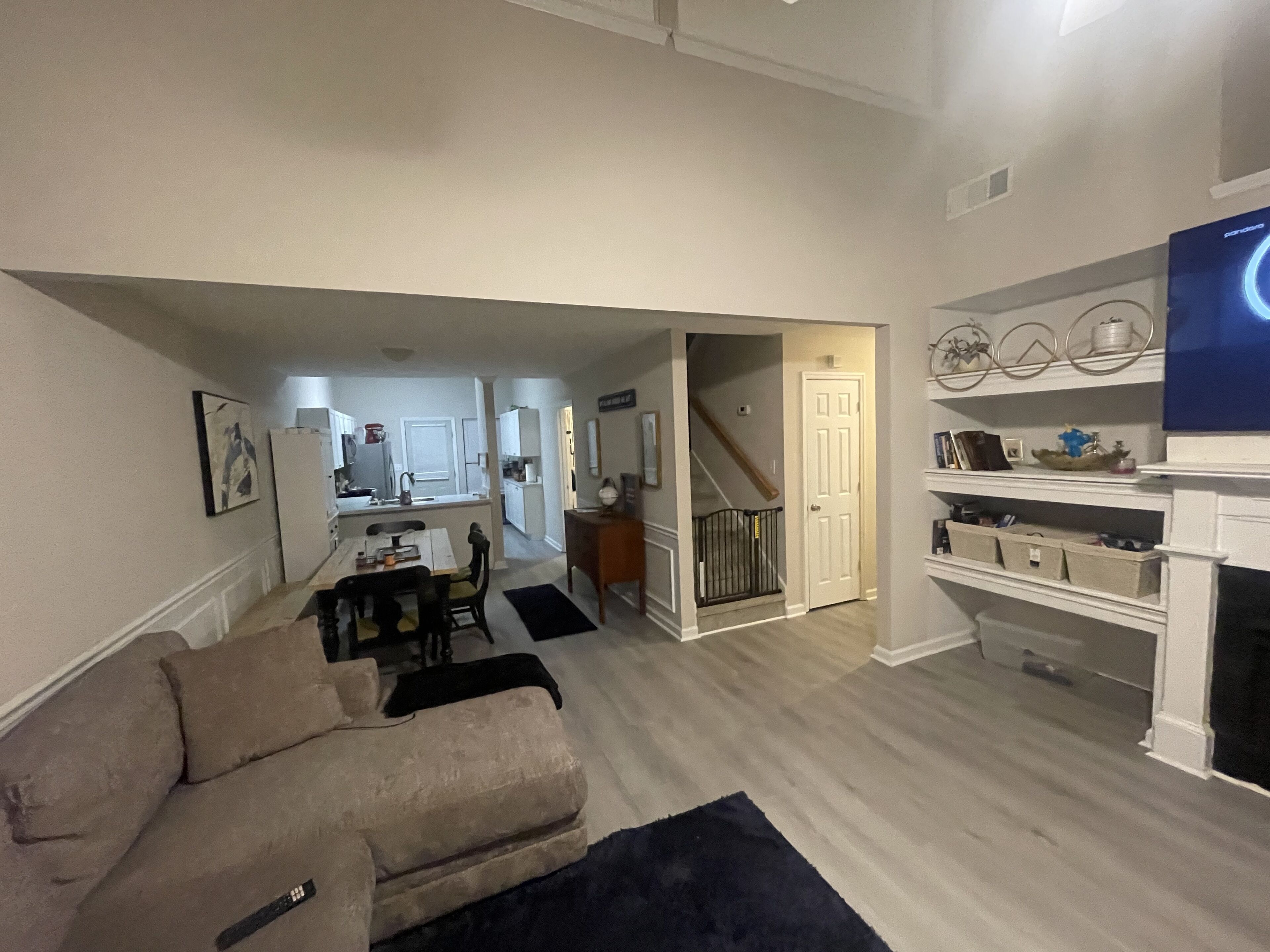 Smart TV, chimenea, libros y impresora 