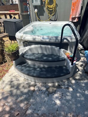 Outdoor spa tub - Twisted oaks forest cottage, Squaw Valley california (Squaw Valley)