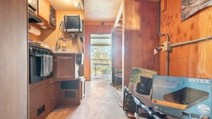 コーヒー / ティーメーカー、冷蔵庫、電子レンジ、オーブン