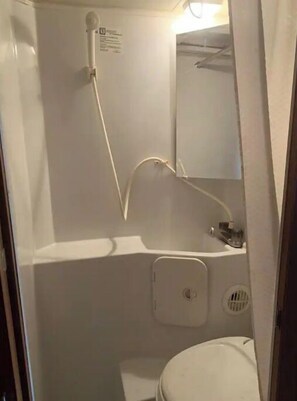 Shower, towels, soap, toilet paper - Twisted oaks forest cottage, Squaw Valley california  (Squaw Valley)