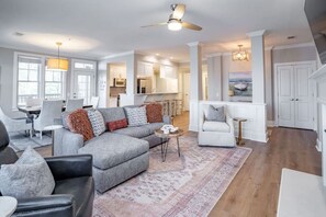 Smart TV, fireplace - Great Views, Great Location, Near Ritz, No Stairs (Greensboro)