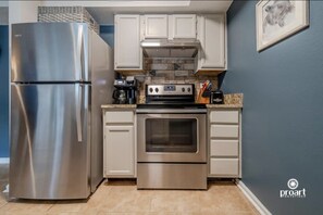 Refrigerador, microondas, horno y parrilla de estufa 