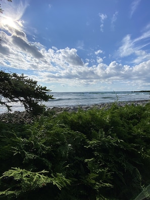 Paisagem costeira com vista para o mar e uma linha costeira rochosa.