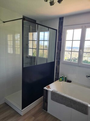 Douche, sèche-cheveux, serviettes fournies