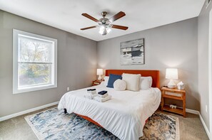 2 bedrooms, iron/ironing board, travel crib, WiFi - Walkable to Oakley Square-Newly Renovated-King Bed (Cincinnati)