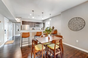 Dining - Walkable to Oakley Square-Newly Renovated-King Bed (Cincinnati)