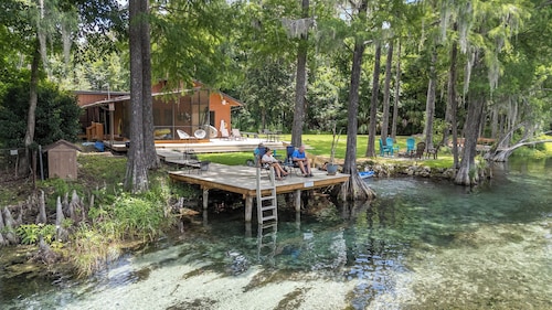 Beautiful secluded setting on the Rainbow River surrounded by state forest