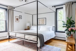 3 habitaciones, escritorio y tabla de planchar con plancha 