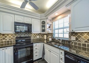 Refrigerador, microondas, horno y comedor