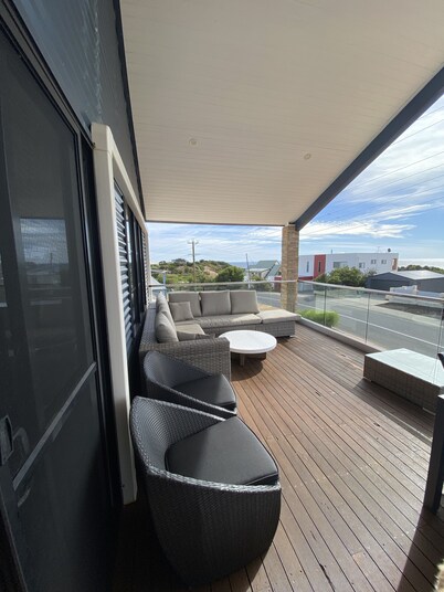 Seascape Beach House - Beachside Family Friendly House