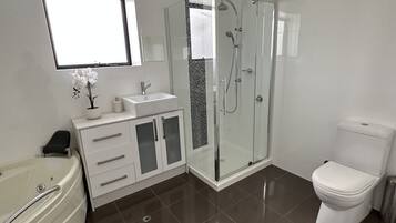 Baignoire Ă jets, serviettes fournies, savon, papier toilette