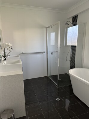 Baignoire à jets, serviettes fournies, savon, papier toilette